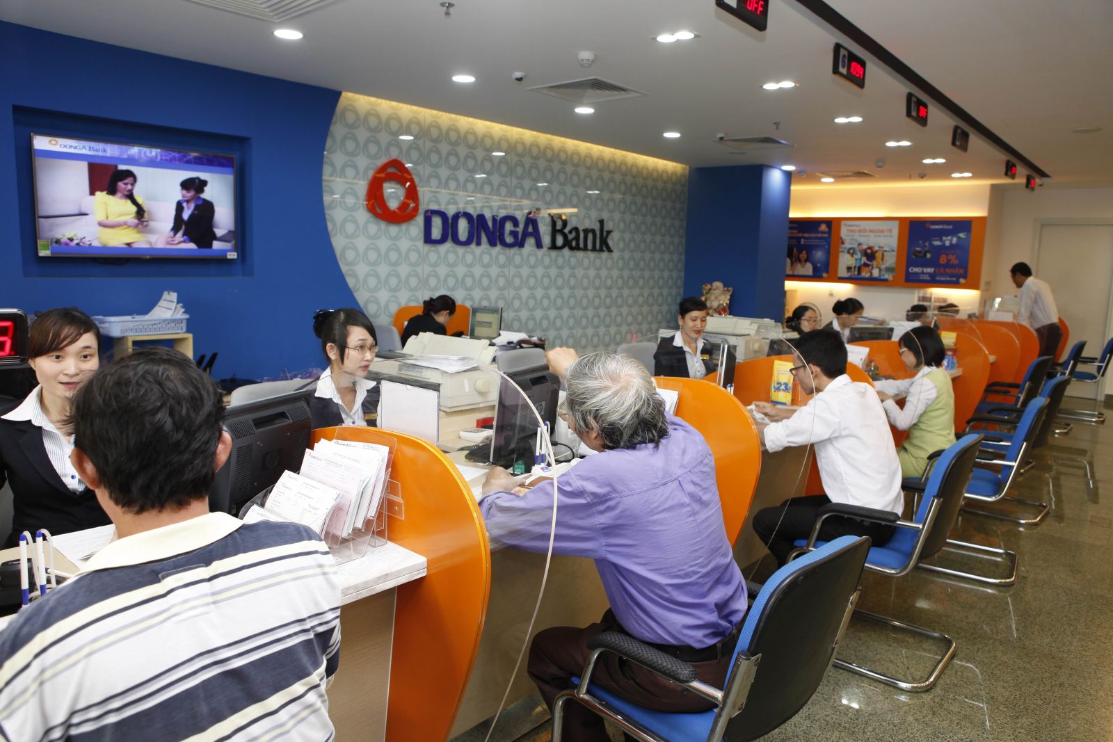 Khách hàng đang được tư vấn các sản phẩm tiết kiệm tại DongA Bank.